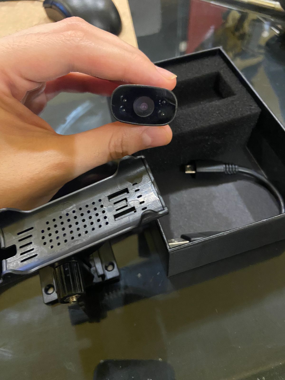 Mini Cámara Oculta de Seguridad Wi-Fi con Soporte (1080p)